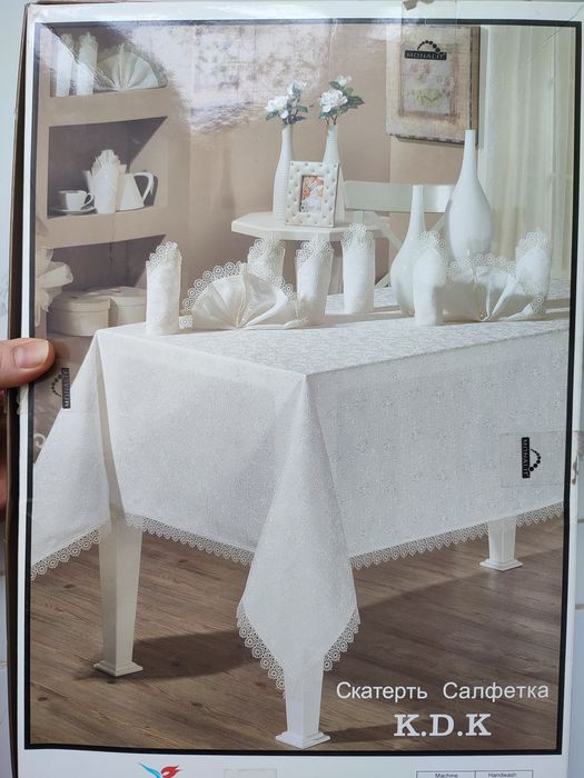 Скатерть и салфетки 8 шт.