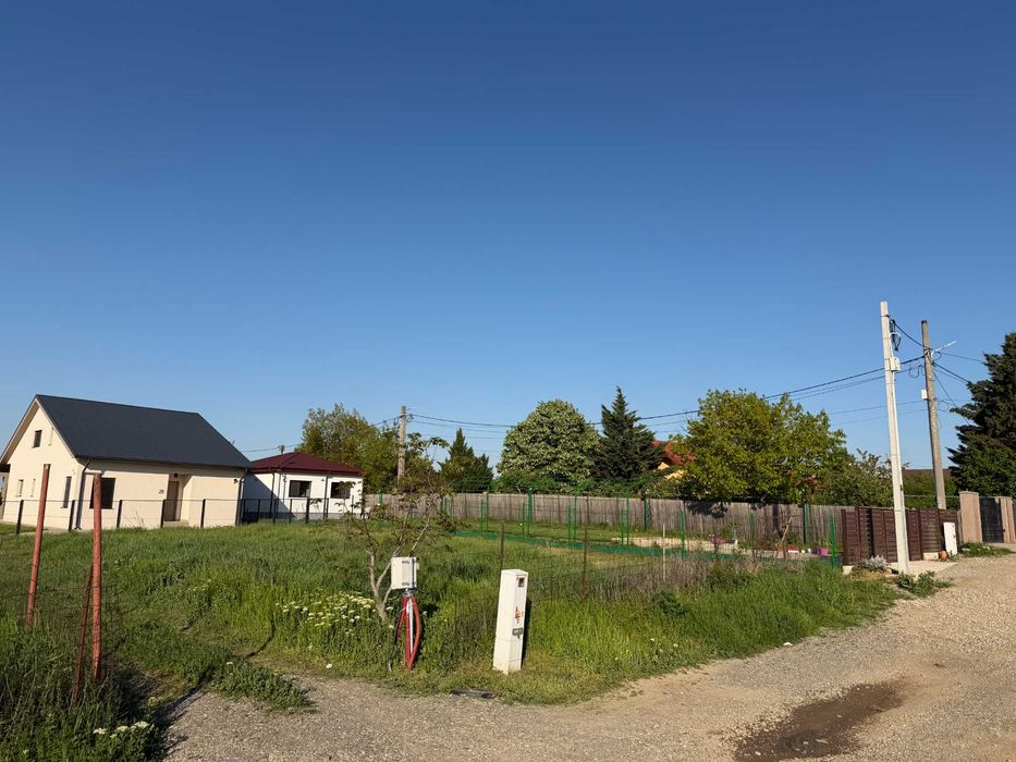 Teren intravilan 500 mp în Cocoșești – vedere la pădure, utilități la poartă, deschidere 16,5 m