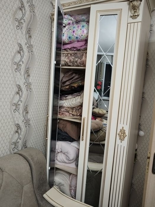 Шкаф с полками!!!