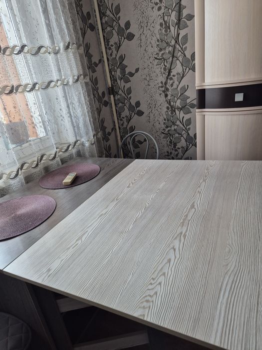 Продам стол для гостиной