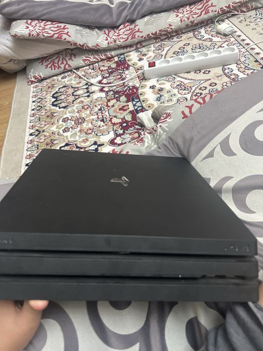 Ps 4 pro  два джестика имеется