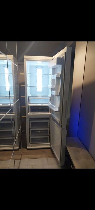 Холодильник SAMSUNG в отличном рабочем состояние