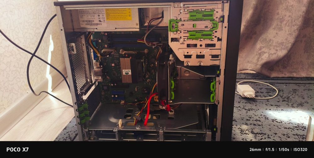 Продам компьютер Fujitsu Primergy TX100 S3