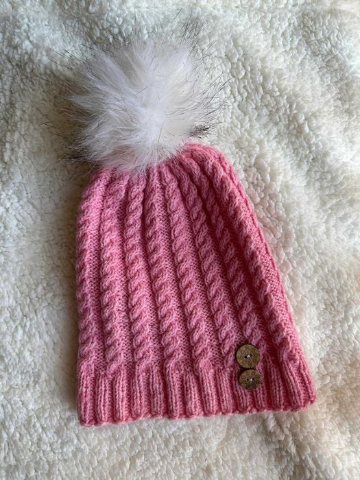 Ръчно изплетени шапки от баба с пухкав помпон
