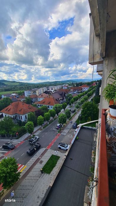 Apartament cu 3 camere de vânzare în Curtea de Argeș.