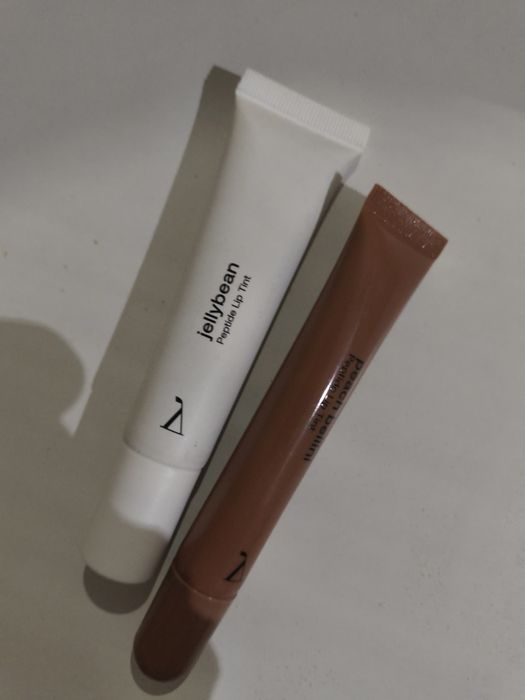 пептидни гланцове на устни yenges