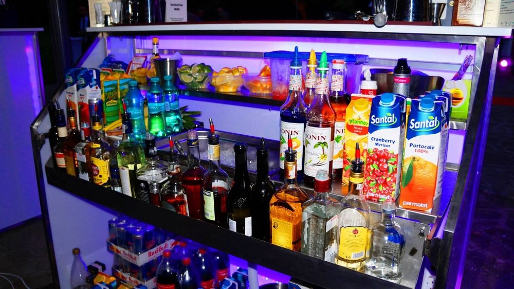Inchiriez Bar Mobil pentru  evenimente, elegant, pliabil si usor de manipulat