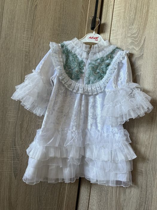 Продам нарядное платье для девочки