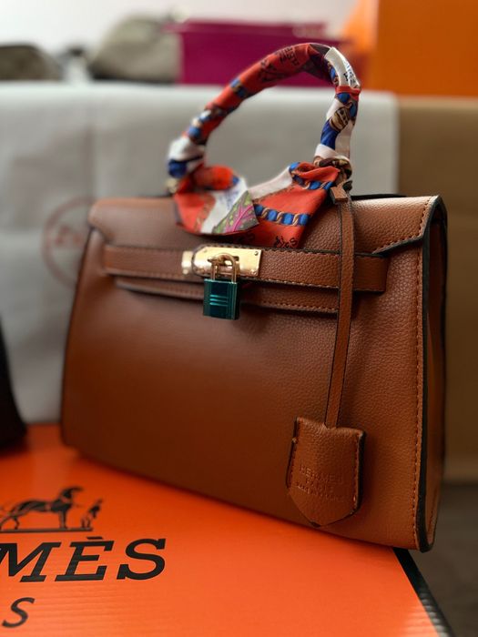 Чанта!! Нова! Налично в черен и кафяв цвят! Комплект кутия и торбичка