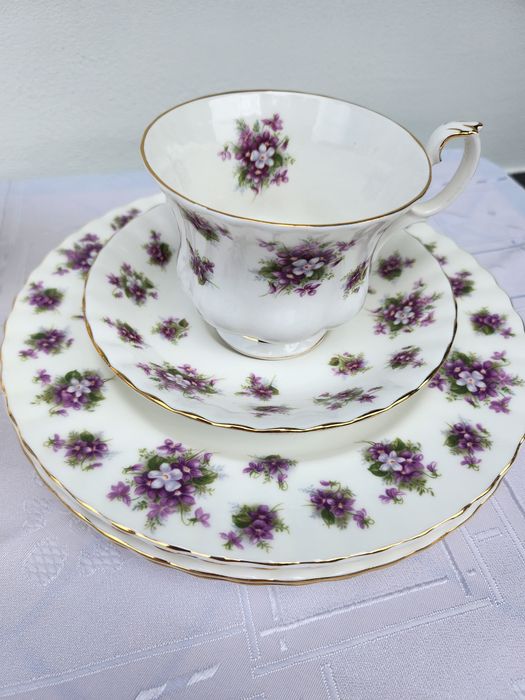 Royal Albert Sweet Violets (сладки теменужки)