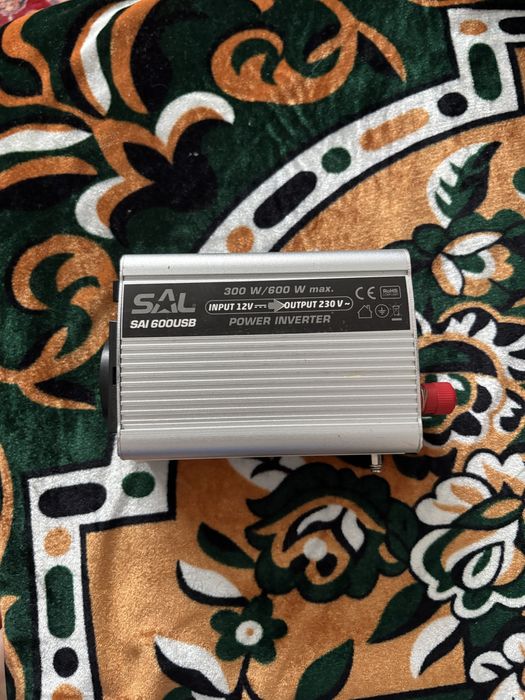 Invertor tensiune auto