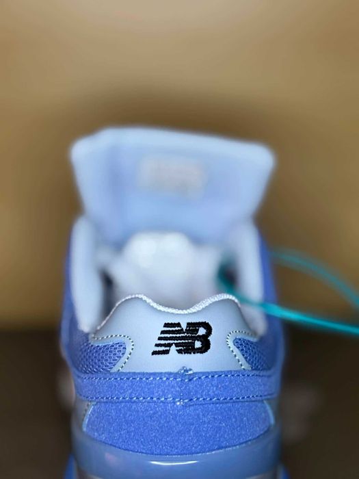 Vând adidași New Balance noi, nepurtați, în cutia originală.