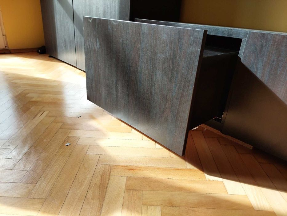 Продавам TV шкаф BESTA 704.740.62 с чекмеджета от IKEA