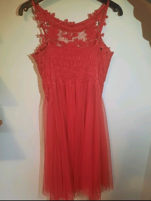 Rochie de voal cu detalii la baza gatului