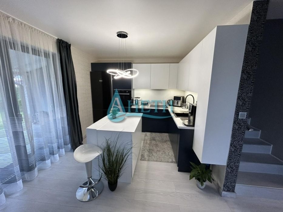 Стилно обзаведена къщи 200м2 с двор 521м2 в гр.Костинброд