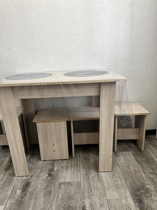 Продам кухонный стол с табуретками