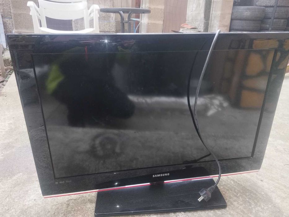 Продавам телевизор цял или за части.