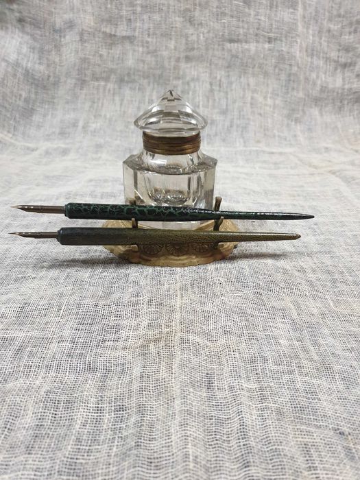 Старинна мастилница и Винтидж нож,гилотина RAADVAD