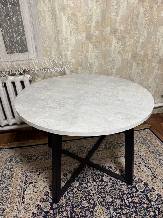 Продам круглый стол за отличную цену