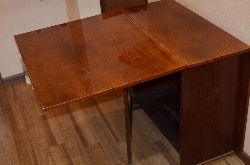 Раскладной стол-книжка в хорошем состоянии Yig‘iladigan stol-kitob