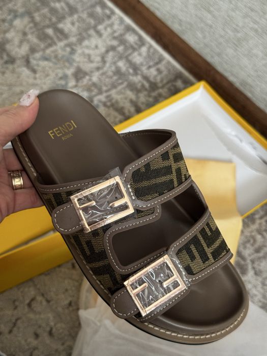 Шлепки тапочки fendi