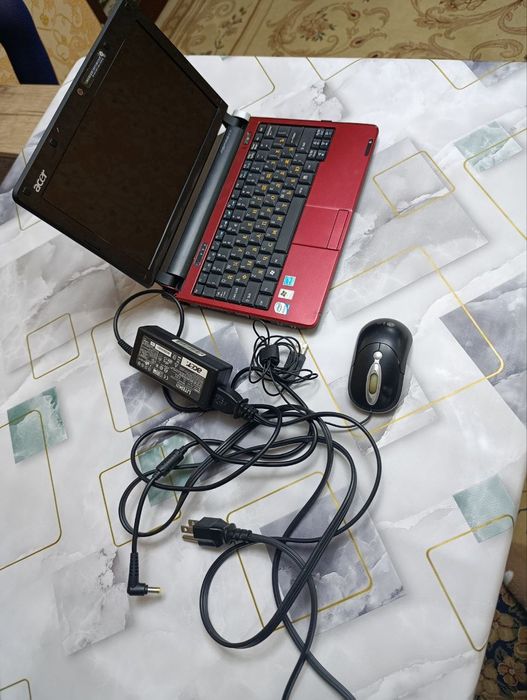 Netbook acer yaxshi holatda