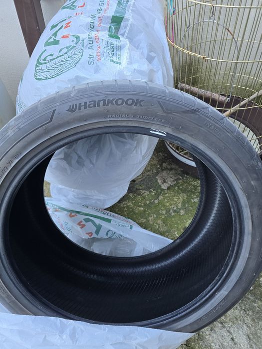 Vand anvelope pe 2 dimensiuni 295 35 20 si 255 40 20