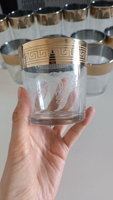 Стеклянные стаканы с золотым узором