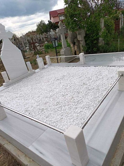 Piatra decorativa marmura alba sau roșie se vinde la sac de 50 kg