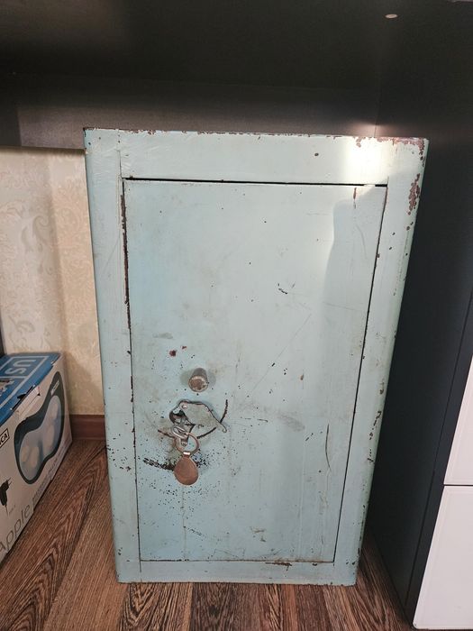 Продаётся сейф железный