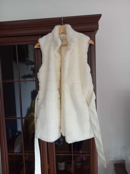 Vesta din blanita alba cu cordon piele