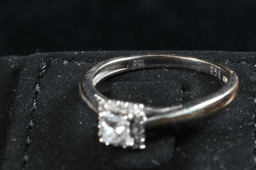 Пръстен Бяло Злато 750 (18к) 17 диаманта, централен 0.25, Размер 53.5