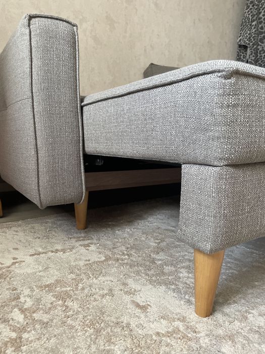 Продам диван на ножках