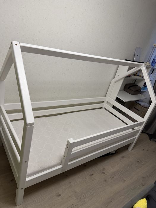Продам кровать домик