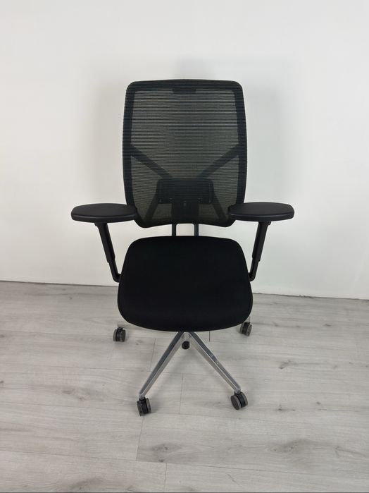 Офис столът Mesh 4 е най-новият модел С многобройни функции обзавеждан