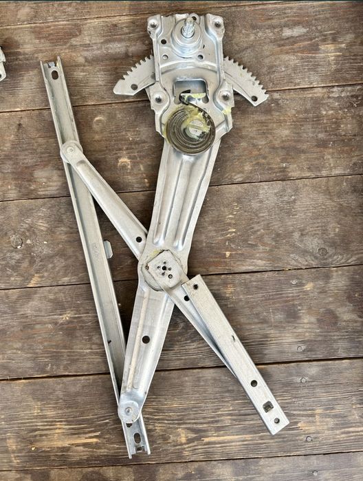 Damas стеклоподемник