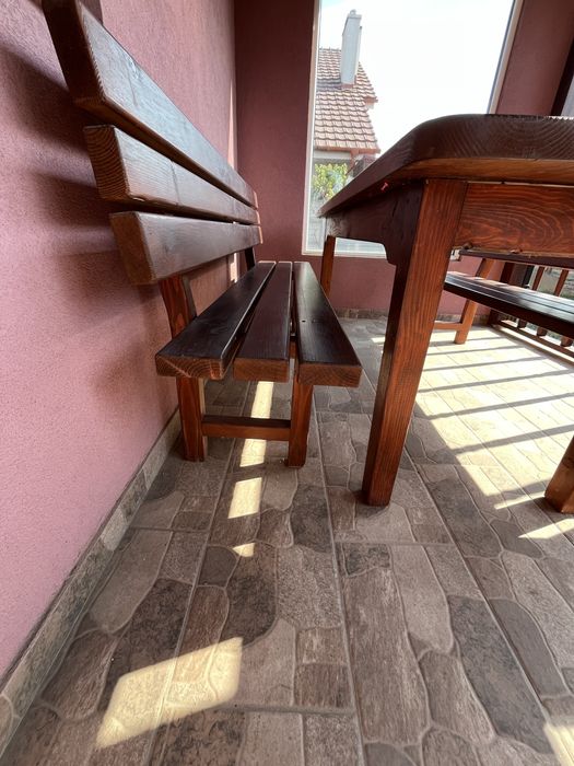 Masa cu bǎnci potrivite pentru terasǎ