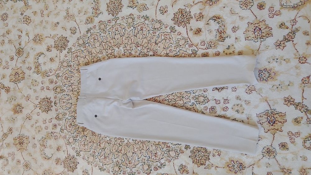 Слаксы молочного цвета