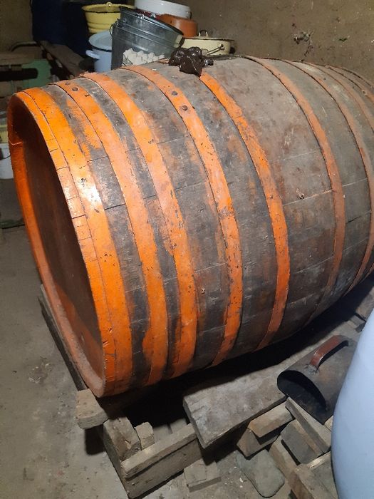 Дървена бъчва от акациеви дъски  с метални обръчи, 500 л.