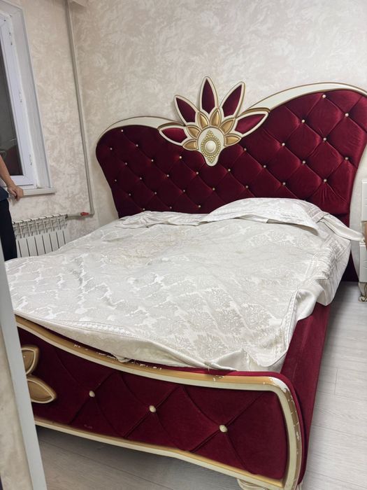 Кровать без матраса