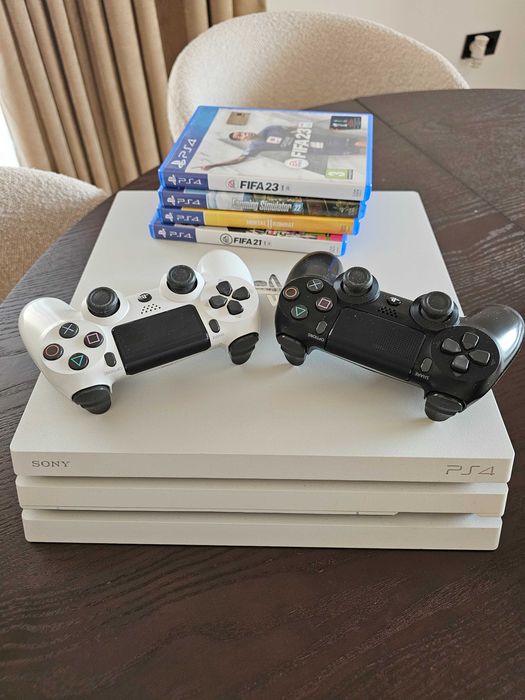PlayStation 4 Pro Glacier White (Alb) + 2 Controllere Sony