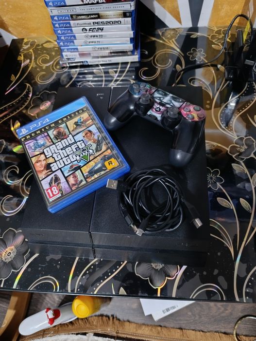 Vând PlayStation 4, 1 controler+66 de jocuri in cont.