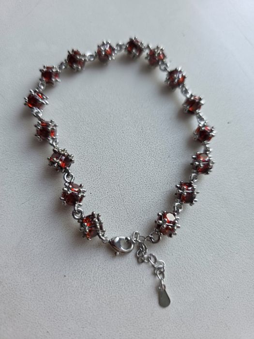 Браслет с красными камнями