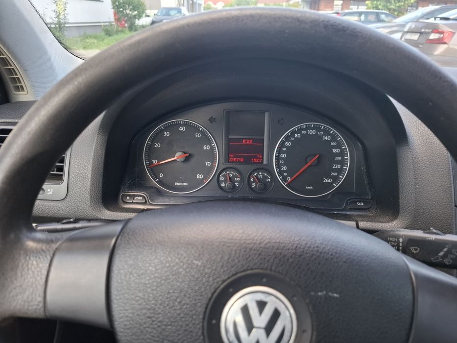 Vând volkswagen Golf. .5 an 2006 motor 16 . MPI