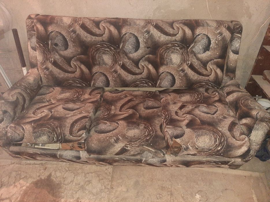 Юмшоқ мебель деван пастида раскладушкаси бор таъмир талаб