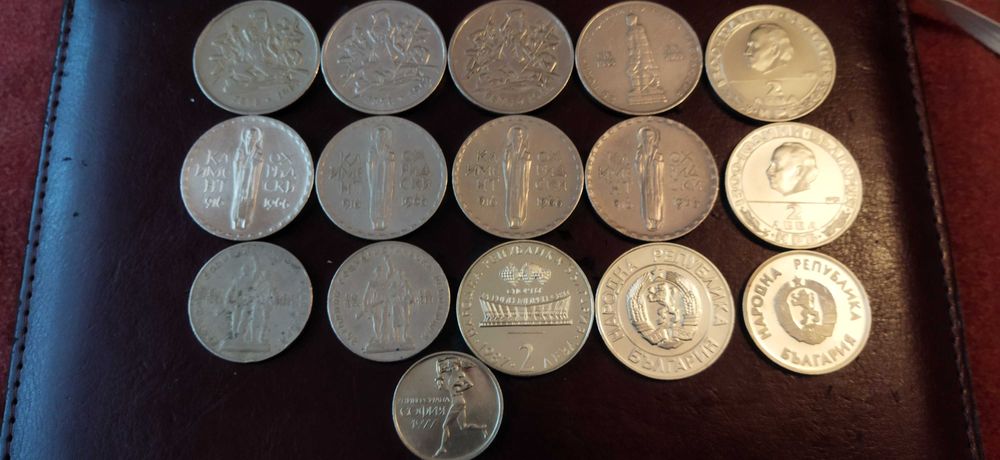 16 броя Юбилейни монети