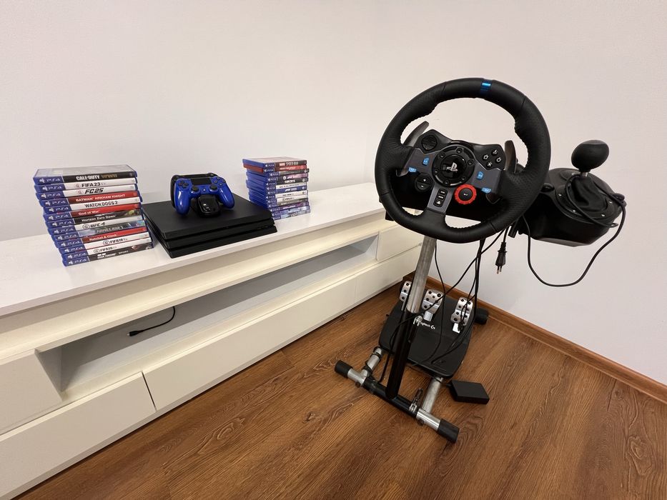 Pachet complet PlayStation 4 Pro 1TB – 26 jocuri + Logitech G29 + Stand + 2 controllere