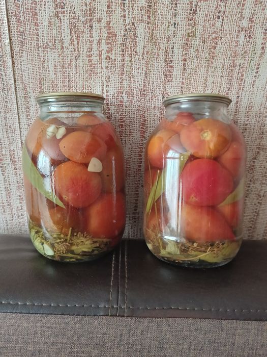 Солёные помидоры и огурцы.