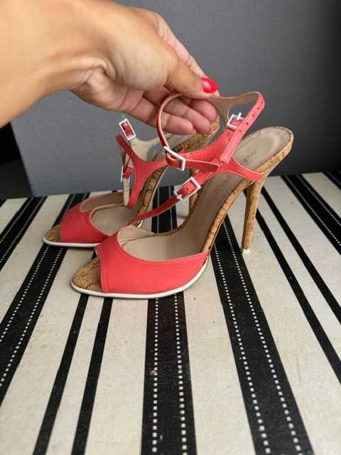 Високи сандали на ток