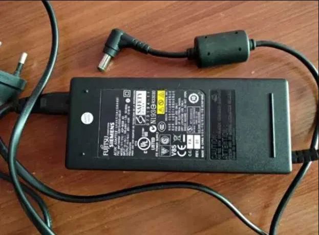 FUJITSU SIMENS на ноутбук - зарядка / блок питания
